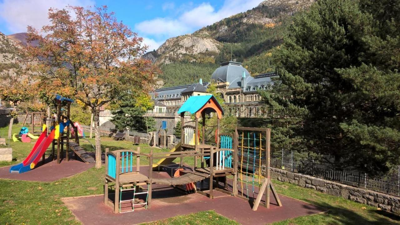 Acogedor y cálido apartamento con vistas a la montaña Canfranc Exterior foto